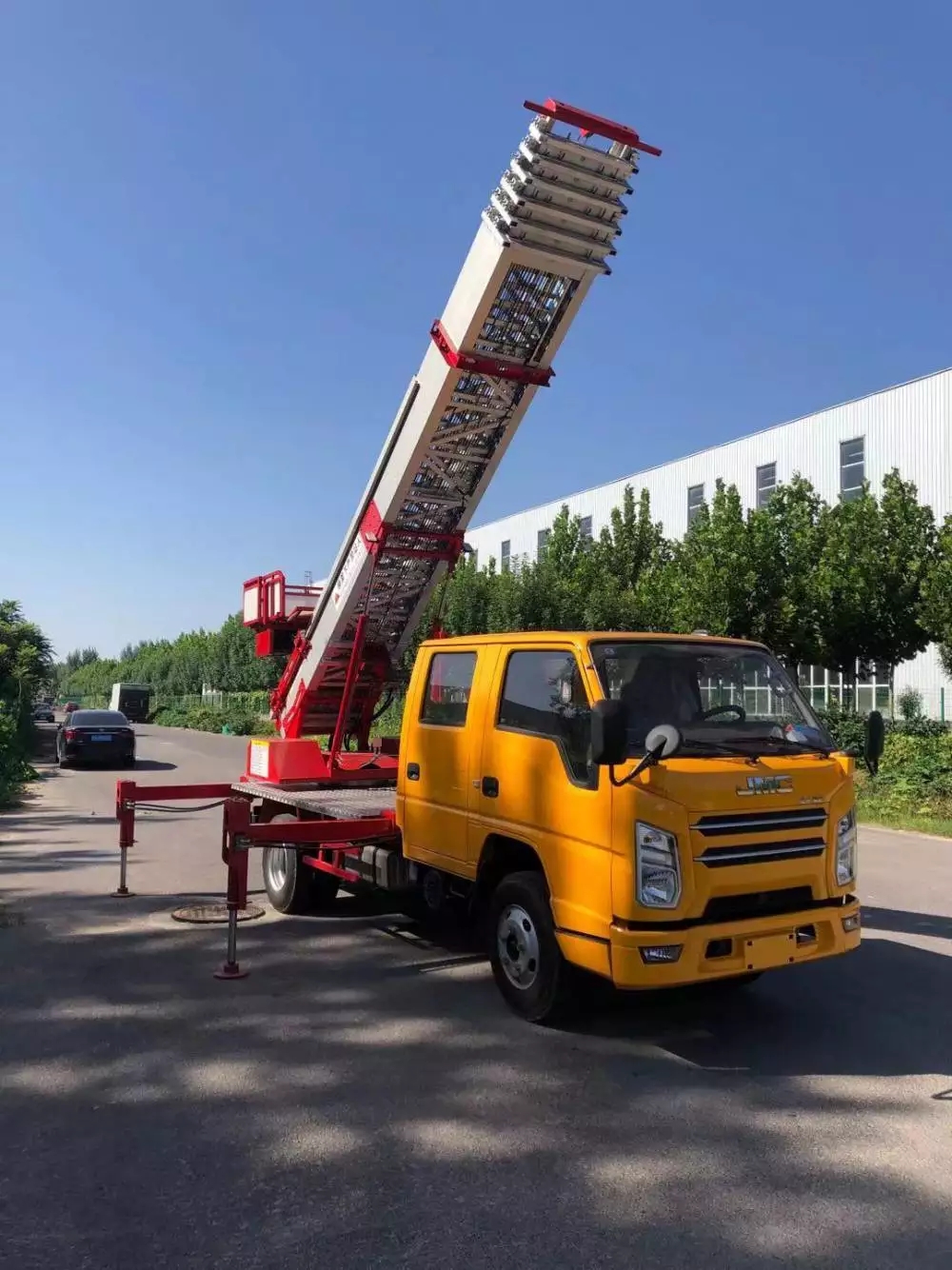 顺德附近的云梯车出租服务：轻松解决高空作业需求